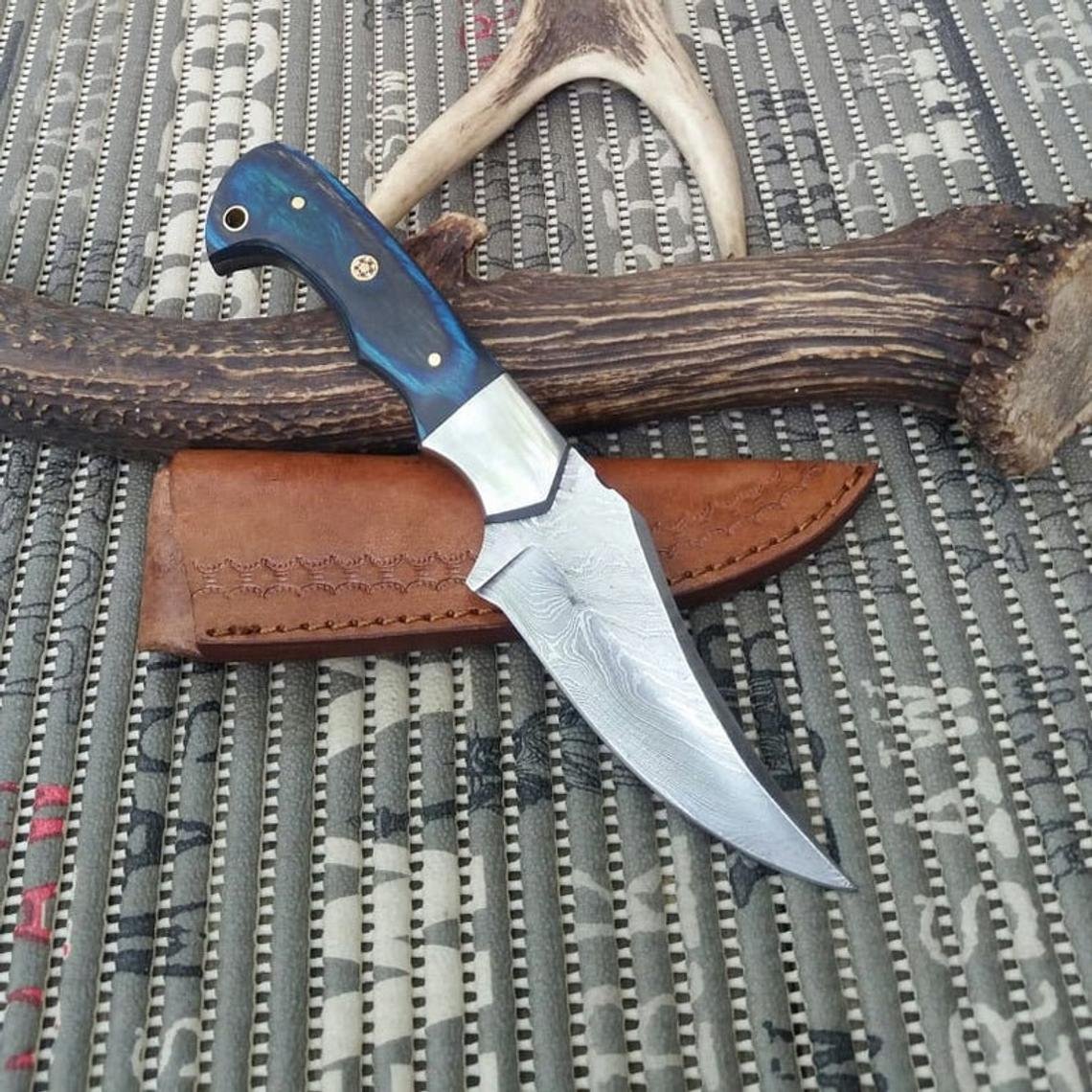 Perfect Hunting Knife Custom Hand Forged Damascus Steel Twist Pattern Sharp Blade Hunting Knife With Leather Sheath